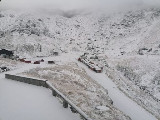 Avertisment al salvamontiştilor din Sibiu: În zona montană înaltă, avem un nou strat de zăpadă, cu temperaturi scăzute şi vânt / Recomandări pentru turişti 