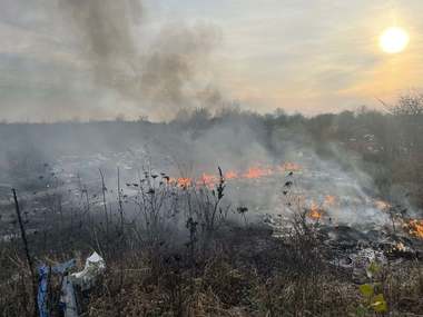 Garda de Mediu, despre ”piromanii de meserie” de la Sinteşti: Dau foc deşeurilor pe câmp şi fug sau îşi lasă copiii să le păzească, pentru că ştiu că minorii nu pot răspunde penal  