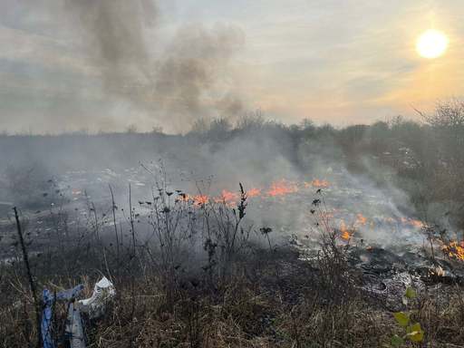 Garda de Mediu, despre ”piromanii de meserie” de la Sinteşti: Dau foc deşeurilor pe câmp şi fug sau îşi lasă copiii să le păzească, pentru că ştiu că minorii nu pot răspunde penal  