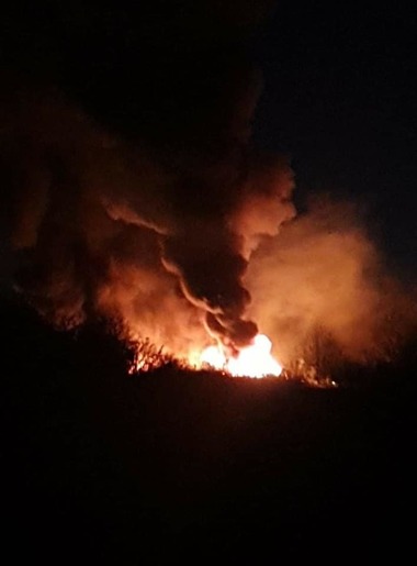 Două persoane, reţinute pentru audieri în localitatea Sinteşti, judeţul Ilfov, în cadrul unei descinderi care a vizat arderile ilegale de deşeuri de lângă Capitală. Comisarii de mediu, atacaţi cu furci