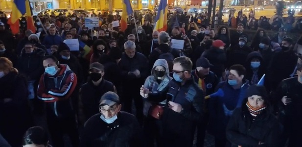 UPDATE - Ploieşti: Zeci de persoane au ieşit să protesteze faţă de restricţiile impuse în contextul pandemiei / Citirea listei parlamentarilor care susţin introducerea certificatului verde la locul de muncă, însoţită de huiduieli  - FOTO, VIDEO
