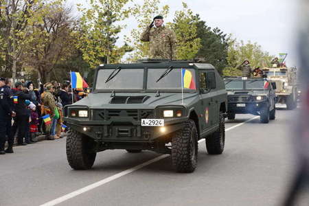 Paradă militară la Bucureşti, de Ziua Naţională a României, în format restrâns impus de pandemie/ Depuneri de coroane şi salve de tun / Manifestări şi în ţară 