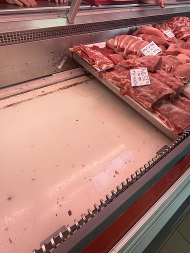 Piaţa Berceni din Capitală şi toţi operatorii din ea, dar şi Mega Image din Piaţa Reşiţa, activitate suspendată în urma unor controale ale Protecţiei Consumatorilor/ Alţi 15 operatori, oprire temporară- FOTO, VIDEO