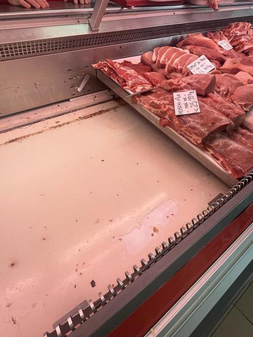 Piaţa Berceni din Capitală şi toţi operatorii din ea, dar şi Mega Image din Piaţa Reşiţa, activitate suspendată în urma unor controale ale Protecţiei Consumatorilor/ Alţi 15 operatori, oprire temporară- FOTO, VIDEO