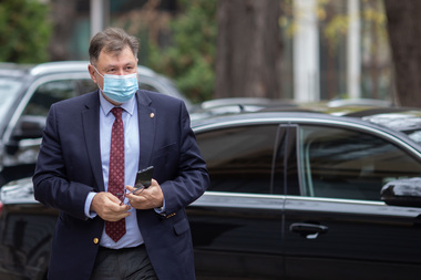 Alexandru Rafila afirmă că trebuie combătută medicaţia de acasă şi prezentarea tardivă la medic, care au dus la agravarea cazurilor şi la creşterea numărului de decese / Ce spune medicul despre valul cinci  