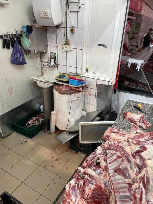 Halele centrale Obor din Bucureşti, închise de Protecţia Consumatorilor după ce s-au găsit mizerie, produse expirate sau nesigure puse în vânzare/ 11,5 tone de produse alimentare, în special carne şi lactate, retrase de la consum - FOTO, VIDEO