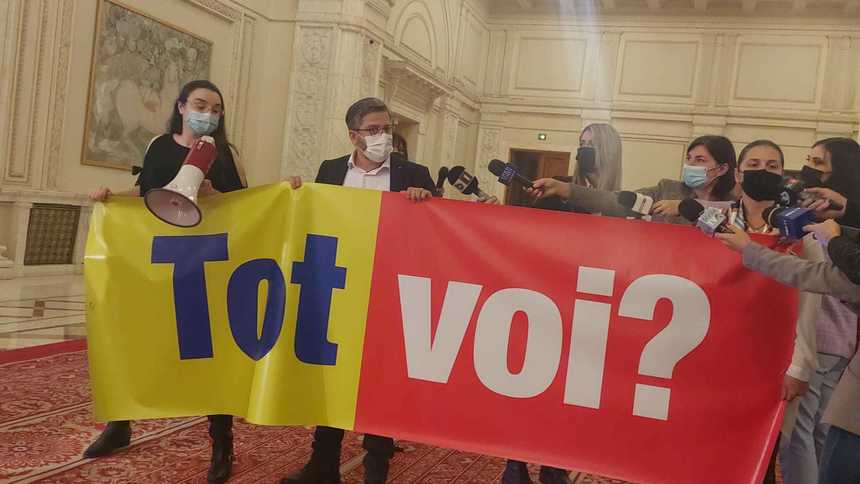 UPDATE - Protest la Parlament în timpul votului pentru învestirea Guvernului - Protestatarii au afişat un banner galben-roşu cu mesajul: ”Tot voi?” / PNL a pretins că este aliatul nostru, că luptă pentru aceleaşi valori - FOTO / VIDEO

