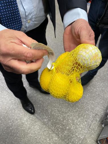 Fructe cu mucegai, vitrine cu mizerie şi rugină, găsite de comisarii de la Protecţia Consumatorilor la trei magazine Mega Image şi Carrefour din Capitală/ Au fost date amenzi de 45.000 de lei şi s-a propus suspendarea temporară a activităţii - FOTO, VIDEO