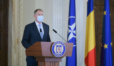 Klaus Iohannis a promulgat legea prin care urmaşii militarilor decedaţi în misiuni vor beneficia de o indemnizaţie lunară, fără a ţine cont de venitul salarial
