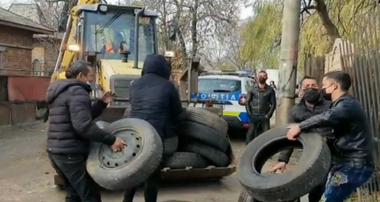 Garda de Mediu: Sancţiuni de 350.000 de lei după descinderi de amploare la Sinteşti, "polul incendierilor ilegale şi al maşinilor dezmembrate"/ Cea mai mare captură - un autocar - VIDEO