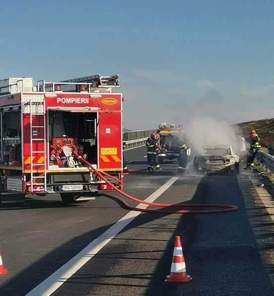 O maşină a fost cuprinsă de flăcări pe autostrada Timişoara - Lugoj