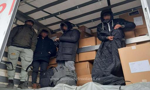 Arad: Poliţiştii de frontieră au descoperit 10 cetăţeni din Afganistan care au încercat să treacă ilegal graniţa, în automarfare