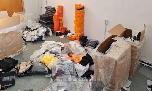 Giurgiu: Poliţiştii de frontieră au descoperit peste 5.300 de parfumuri şi articole vestimentare contrafăcute