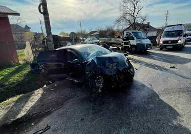 Olt: Accident rutier între două autoturisme în care se aflau şapte persoane, printre care şi trei minori. Cinci victime au fost transportate la spital - FOTO, VIDEO