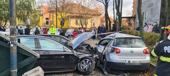 Timişoara: Trei oameni au fost răniţi, după ce un şofer a pierdut controlul volanului, într-o intersecţie, după ce i s-a făcut rău la volan - FOTO