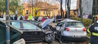 Timişoara: Trei oameni au fost răniţi, după ce un şofer a pierdut controlul volanului, într-o intersecţie, după ce i s-a făcut rău la volan - FOTO
