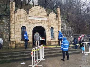 Arhiepiscopul Tomisului oficiază slujba religioasă la mănăstirea ”Peştera Sfântului Apostol Andrei” / Jandarmii au stabilit trasee şi au realizat marcaje pentru respectarea distanţării fizice - VIDEO
