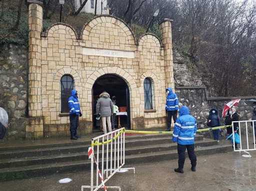 Arhiepiscopul Tomisului oficiază slujba religioasă la mănăstirea ”Peştera Sfântului Apostol Andrei” / Jandarmii au stabilit trasee şi au realizat marcaje pentru respectarea distanţării fizice - VIDEO
