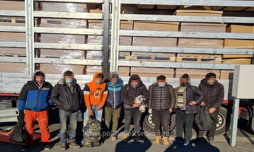 Poliţiştii de frontieră din Arad au oprit 22 de cetăţeni din Pakistan şi Afganistan care încercat să treacă ilegal graniţa în Ungaria