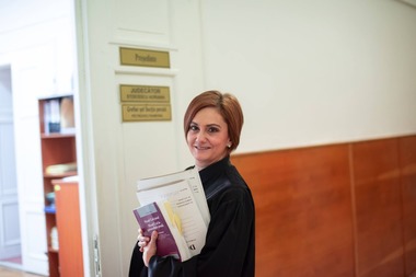 Fost preşedinte al Tribunalului Timiş: Fanfara militară îşi încheie în ropote de aplauze prestaţia. Militarii se întorc în cazarmă. „Boborul” se retrage să serbeze ziua aşa cum ştie cel mai  bine: cu mâncare/ Nu, nu noi suntem Ţara