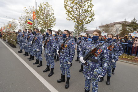 Buzău: Peste 2.000 de persoane au participat la parada militară de Ziua Naţională - FOTO