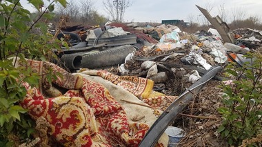 Garda de Mediu: O sacoşă cu haine lăsată lângă ghena de gunoi, o canapea dată de pomană - bune intenţii, care, de multe ori, nu îşi ating scopul/ Evitarea unor astfel de gesturi de mărinimie, parte din rezolvarea problemei generate de arderile ilegale