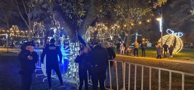 Scandal în Târgul de Crăciun din Constanţa, după ce mai multe persoane au vrut să forţeze intrarea neavând certificatul verde - FOTO