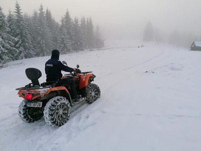 Avertisment al jandarmilor din Bistriţa: Temperaturi scăzute şi strat de zăpadă cuprins între 10 şi 15 centimetri în zona montană / Drumurile forestiere sunt greu accesibile, acoperite cu zăpadă şi gheaţă / Accesul, indicat doar cu auto 4x4 - FOTO