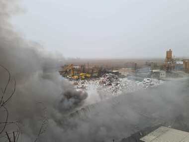 Garda de Mediu, despre incendiul de la Popeşti-Leordeni: Nu au fost sesizate substanţe toxice industriale, însă se înregistrează depăşiri mari la monoxid şi dioxid de carbon / Verificări la operatorul economic / Au ars 7000-8000 de metri cubi de deşeuri 