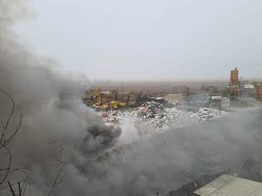 Garda de Mediu, despre incendiul de la Popeşti-Leordeni: Nu au fost sesizate substanţe toxice industriale, însă se înregistrează depăşiri mari la monoxid şi dioxid de carbon / Verificări la operatorul economic / Au ars 7000-8000 de metri cubi de deşeuri 