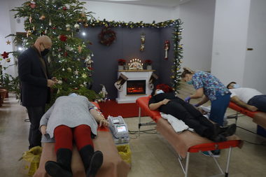 Zeci de angajaţi ai Consiliului Judeţean Buzău şi ai instituţiilor din subordine au donat sânge / Angajaţii Centrului de Transfuzii s-au deplasat la sediul instituţiei 