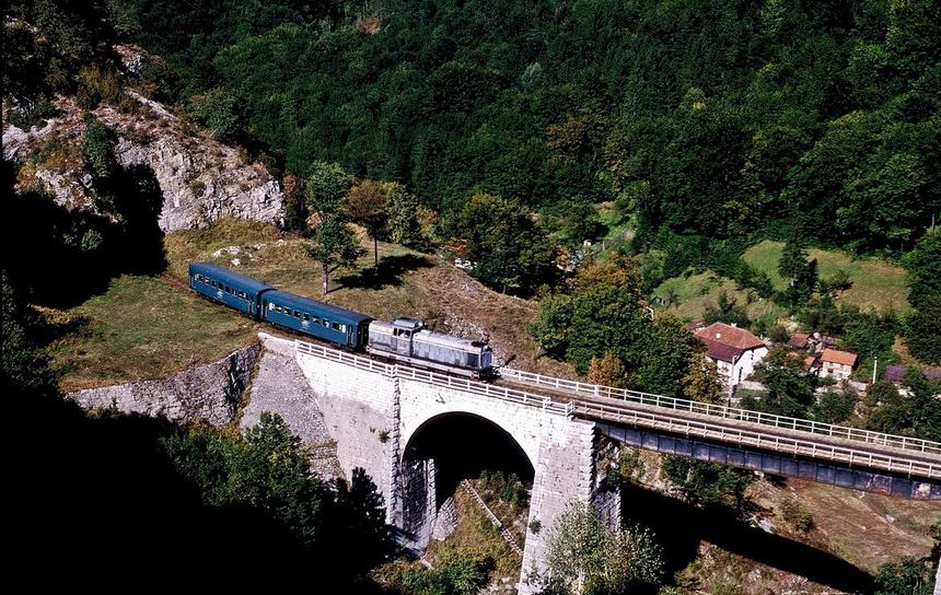 Petiţie pentru menţinerea circulaţiei zilnice a trenului pe ruta supranumită "Semmeringul bănăţean" pe cea mai veche linie ferată montană din România
