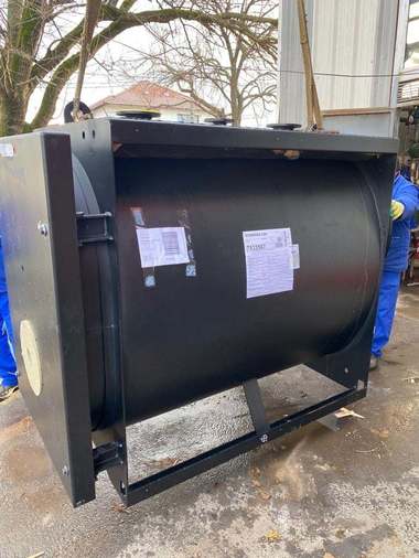 Nou cazan termic instalat la Spitalul de Boli Infecţioase din Timişoara, pentru încălzirea saloanelor / Unitatea avea două astfel de cazane, dar unul s-a defectat / Instalaţia, grea de peste 1,5 tone, instalată cu ajutorul unei macarale 