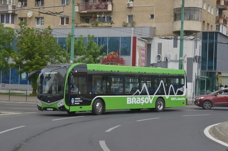 Autorităţile din Braşov anunţă că autobuzele electrice puse în funcţiune anul trecut au dus la reducerea cu zeci de tone a emisiilor de noxe
