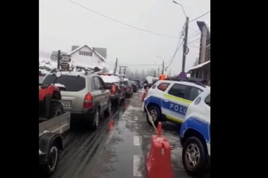 Cozi de maşini pe drumul care duce spre staţiunea Rânca. CNAIR explică faptul că drumul este curăţat, dar turiştii sunt mulţi şi nu au locuri de parcare - VIDEO, FOTO
