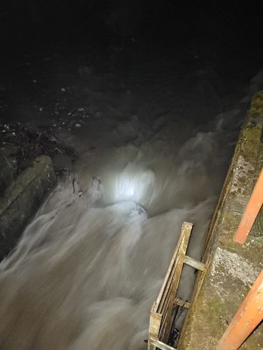 Prahova: Viiturile formate în urma ploilor torenţiale au colmatat zona de captare a apei a furnizorului local din Sinaia şi au produs avarii la o conductă - VIDEO