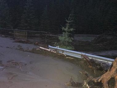 Vrancea: Circa 200 de persoane din satul Jitia, izolate din cauza unei viituri care a rupt un pod de pe DN 2N