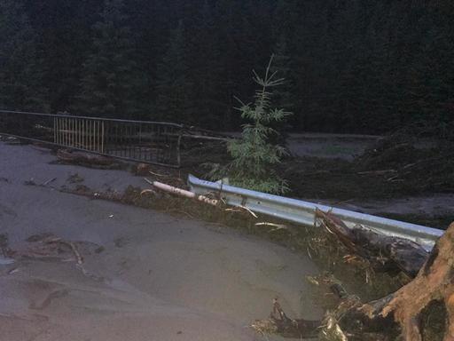 Vrancea: Circa 200 de persoane din satul Jitia, izolate din cauza unei viituri care a rupt un pod de pe DN 2N