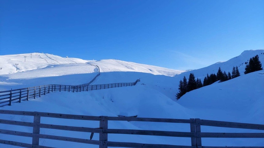 Pârtiile de mare altitudine din Sinaia se deschid, parţial, miercuri