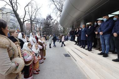 Vremea colindatului la CJ Buzău, prilej de concurs de pocnit din bici între şeful UPU Buzău şi un fost senator / Consilier: Distanţarea socială a distanţat sufletele / Şeful CJ: Indiferent de vremuri, tradiţiile nu trebuie să se piardă - FOTO / VIDEO 