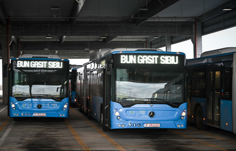 Municipiul Sibiu va avea 40 de autobuze noi, ecologice / Primăria vrea să introducă şi o aplicaţie mobilă care să ofere călătorilor direct pe telefonul mobil informaţii despre timpul de sosire în staţie a autobuzului - FOTO