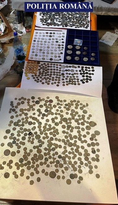 Peste 2.000 de monede antice şi bunuri arheologice, care ar putea face parte din Patrimoniul Cultural Naţional, confiscate de poliţişti - FOTO
