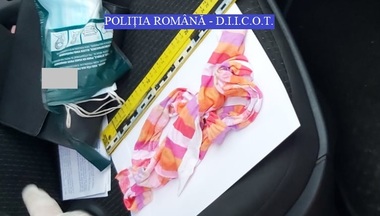 Brăila: Patru bărbaţi au fost arestaţi, după ce au fost prinşi în flagrant făcând trafic de cocaină - FOTO
