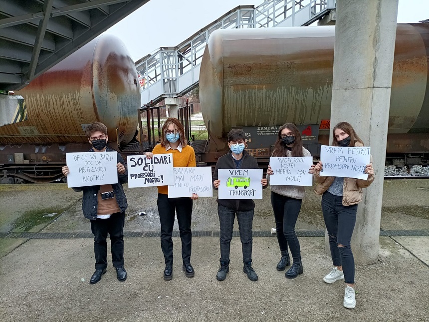 Delegaţie a Asociaţiei Elevilor din Constanţa, care venea la Bucureşti pentru a susţine proteste ale cadrelor didactice, blocată de patru ore într-un tren spre Bucureşti 
