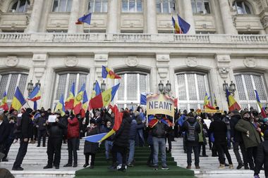 Ministerul de Interne: Protestul de la Palatul Parlamentului, neautorizat / Persoane cu drept de acces au introdus protestatari în curtea instituţiei / 200-300 de persoane au intrat în curte după ce o încuietoare de la o poartă a cedat / Se fac cercetări 
