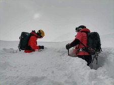 Argeş: Strat de zăpadă de până la un metru şi jumătate şi risc de avalanşă foarte ridicat în munţii Făgăraş - Iezer, Păpuşa şi Piatra Craiului. Toate traseele montane au fost închise/ Pe valea Bâlea, doi schiori au declanşat o avalanşă