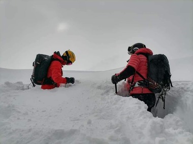 Argeş: Strat de zăpadă de până la un metru şi jumătate şi risc de avalanşă foarte ridicat în munţii Făgăraş - Iezer, Păpuşa şi Piatra Craiului. Toate traseele montane au fost închise/ Pe valea Bâlea, doi schiori au declanşat o avalanşă