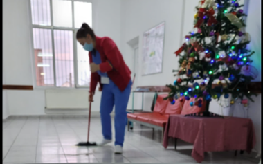Sindicaliştii din Sănătate, apel pentru majorarea salariilor - SANITAS: Mai mult de 25% din numărul lucrătorilor au fost discriminaţi / Solidaritatea Sanitară, publicând o imagine cu o angajată care spală pe jos în spital: Dacă mă opresc?  