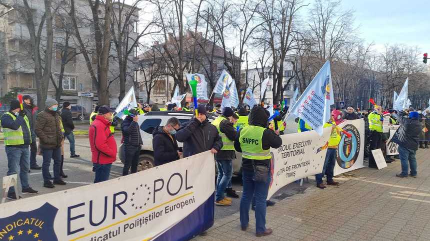 Timişoara: Peste o sută de sindicalişti din Poliţie şi penitenciare solicită în cadrul unui protest aplicarea integrală a legii salarizării