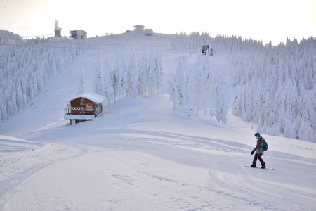 Vineri se deschid pârtiile de schi la Braşov. Sunt practicabile toate pârtiile din zona superioară a masivului Postăvarul şi cele două pârtii pentru începători
